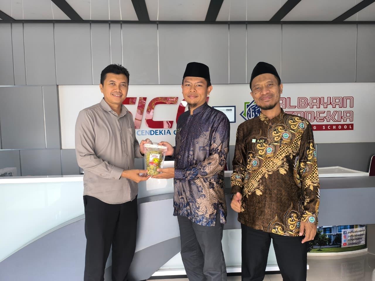 Dari Donasi Menjadi Kemandirian: Produk KUBE Sari Manah Hadir sebagai Buah Tangan bagi Donatur - Cover Image